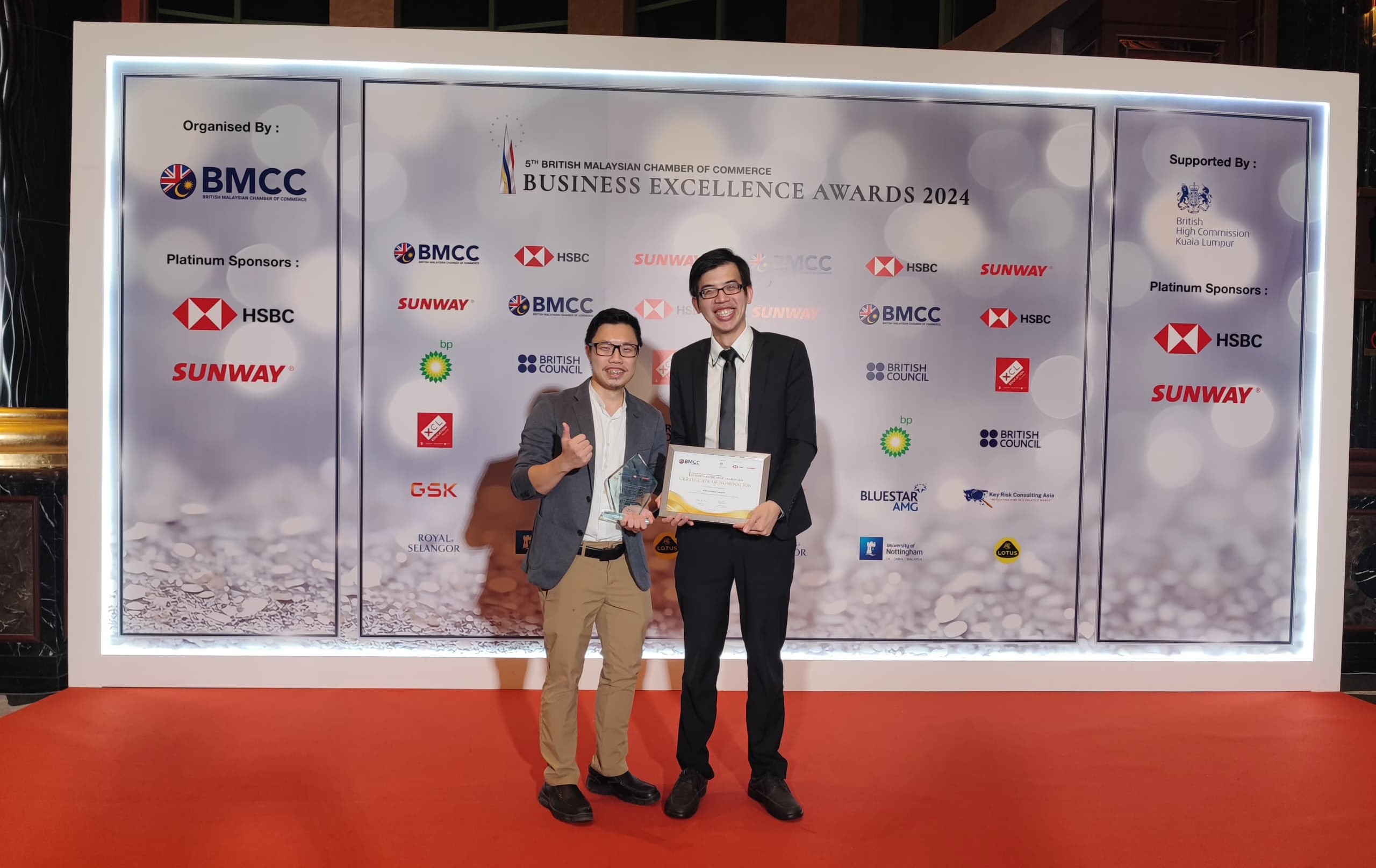 From left: Assoc Prof Eur Ing Ts Dr Yeap Swee Pin and Asst Prof Dr Teng Kah Hou proudly display their
first runner-up trophy for the UK-Malaysia Education Institutional Partnership of the Year at the prestigious
5th British Malaysian Chamber of Commerce Business Excellence Awards 2024