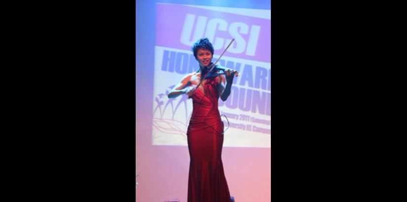  Dr Joanna Yeoh, Graduate of Class 1997, enchanting the audience with her performance at the event