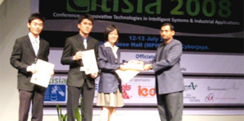 Steven Leong, Goh Yong Hoe and Wong Ying Qian recieving the first prize at the CITISIA 2008