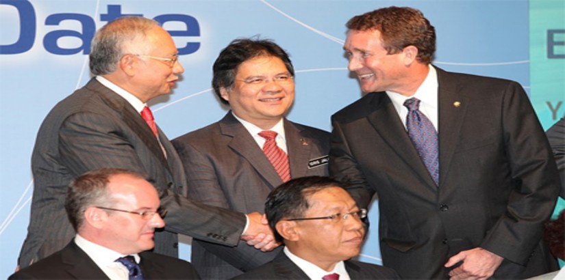  Dan Synder, CEO Designate of UCSI University Hospital addressing the press with YB Dato Sri Mustapa Mohamed, Minister of International Trade and Industry (middle) and Y.B. Senator Datuk Seri Idris Jala, Minister in the Prime Minister’s Department (right)