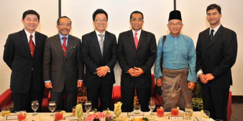 From left) Assoc. Prof. Dr. Wong Kong Yew, Vice President, Strategic Projects, UCSI University, En. Abd. Rahim bin Md. Noor, Secretary General, Ministry of Higher Education, Dato’ Peter Ng, UCSI Group Chairman, Dato’ Seri Mohamed Khalid bin Nordin, Minist