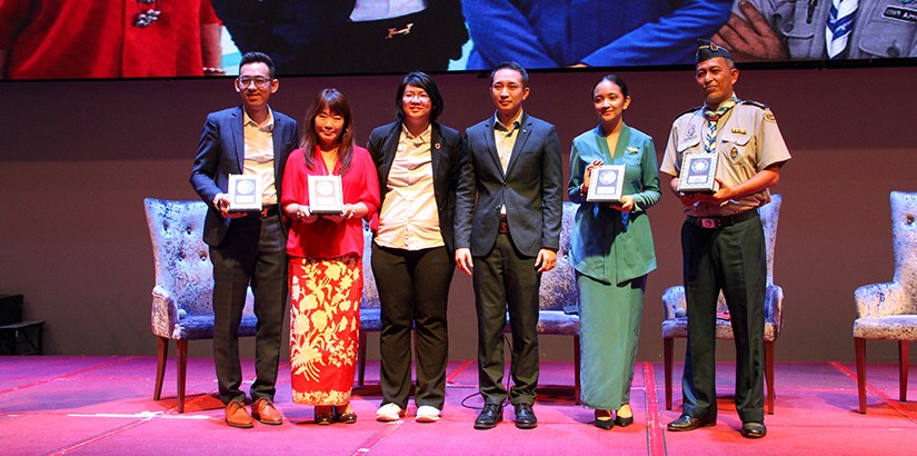 A presentation of tokens of appreciation and a group photo with all of the speakers.