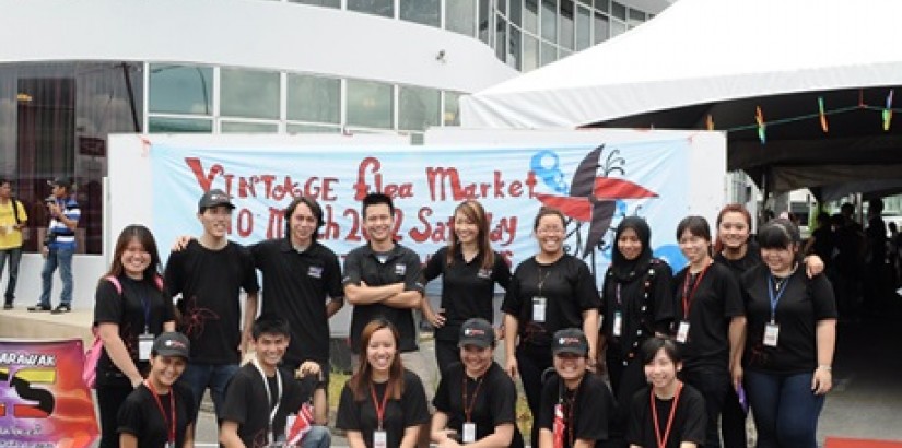 Event Organizers taking group photo with the Hitz.FM crews during the Vintage Flea Market