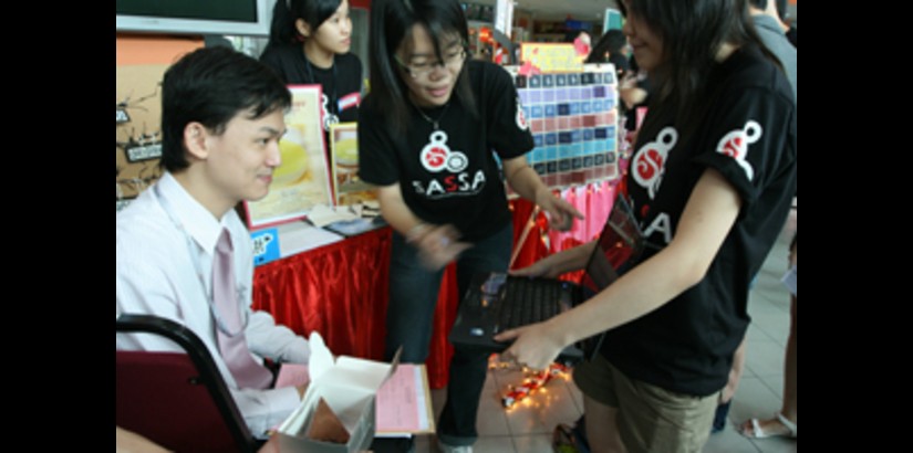 A group’s presentation to Dr. Ivan Ho, one of the competition judges