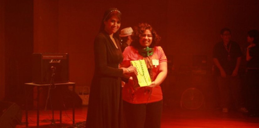 Amala Darishna Naidu receives her award for Project Echo from one of the judges, Ms. Nur Mashita bt. Kamalun Ariffin