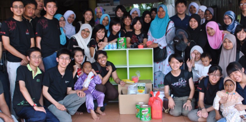 Students from UCSI University’s Hope Revive Club pose with Rumah Titian Kasih shelter home Founder Pn. Hajjah Sharifah and children after spending the day volunteering with them at their location in in Taman Tasik Titiwangsa.