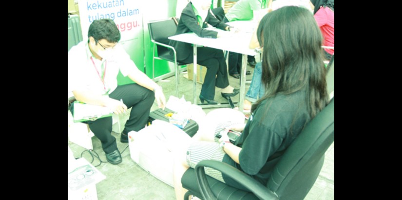  A medical volunteer conducts a bone scan during UCSI University School of Nursing’s “Pink October” activity to raise health and breast cancer awareness.