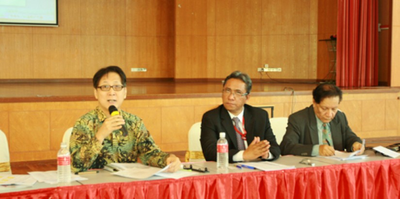  Dr Lim Teck Ghee gets his point across as Commentator. Looking on is (from left) Dr Azly Rahman and Dato Dr Ibrahim Bajunid, Deputy Vice Chancellor for INTI International University.
