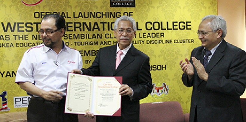 OFFICIAL LAUNCH (From left): East West International College (EWIC) CEO Prof Dato' Abdul Murad and Education and Higher Learning Minister II YB Dato' Seri Mohd Idris Jusoh officiating the launch of EWIC as MyCenTHE's cluster leader for the state of Negeri