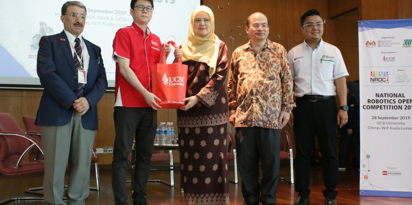(left to right) Dr Ammar, Dr Ang, Dr Zurina Marzuki, Kevin Wan and Noor Faiz Zulkiflee.