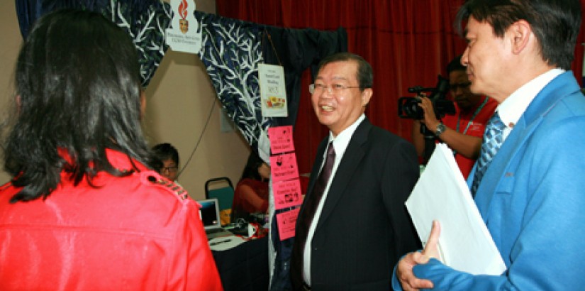  UCSI University’s Deputy Vice Chancellor of Academic Affairs & Research, Professor Emeritus Dr. Lim Koon Ong visiting one of the many booths during Orientation Day. He was accompanied by Asst. Professor Sylvester Lim, Deputy Vice Chancellor of the Studen