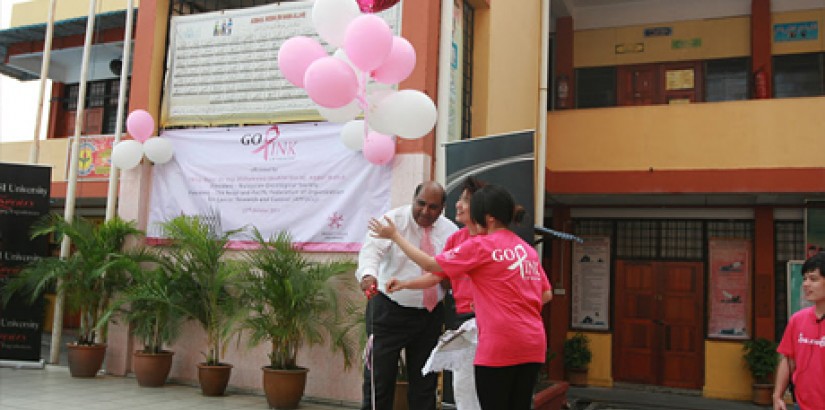 Dato’ Dr Haji Mohamed Ibrahim bin Hj. Abdul Wahid, the President of the Malaysian Oncological Society and the Medical Director of Beacon International Specialist Centre together with Dr Peh Suat-Cheng, Dean of the Faculty of Medical Sciences launching the