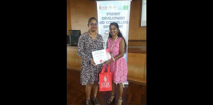 A token of appreciation presented by the Student Development and Counselling Department head, Megala Chandra Sakeran to Darshini Sitharam, the People’s Foundation founder. A token of appreciation presented by the Student Development and Counselling Department head, Megala Chandra Sakeran to Darshini Sitharam, the People’s Foundation founder.