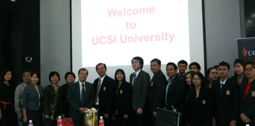  UCSIU’s deputy vice chancellor (International Relations) Professor Dr Lee Chai Buan (5th from left), UCSIU’s deputy vice chancellor (Academic Affairs & Research) Professor Emeritus Dr Lim Koon Ong (6th from left), RRU’s president Assistant Professor Anec