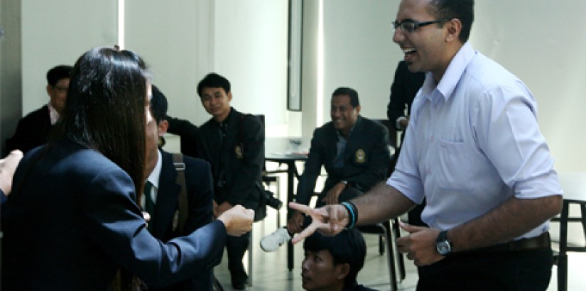  BREAKING THE ICE (From left): A student from RRU playing “Rock, Paper, Scissors” with one of UCSIU’s Student Council members as part of the “Evolution” ice-breaker during the visitation on Oct 23, 2012.