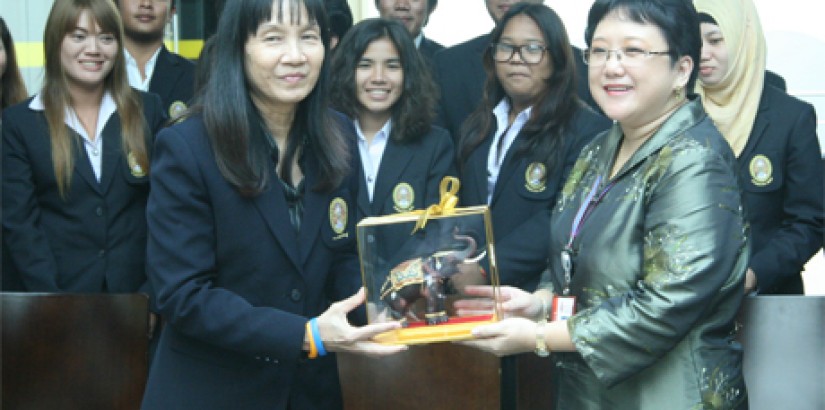  GIFT EXCHANGE (From right): UCSIU’s deputy vice chancellor (International Relations) Professor Dr Lee Chai Buan receiving a gift from RRU’s vice president Assistant Professor Sumonwan Yimngam during the visitation on Oct 29, 2012.