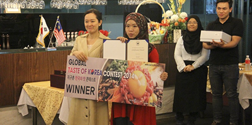  WINNER (From right): First prize winner Munirah Mohd Yusuf and Madam Kim Soo Ji, spouse of the Embassy of the Republic of Korea’s ambassador posing for the camera.