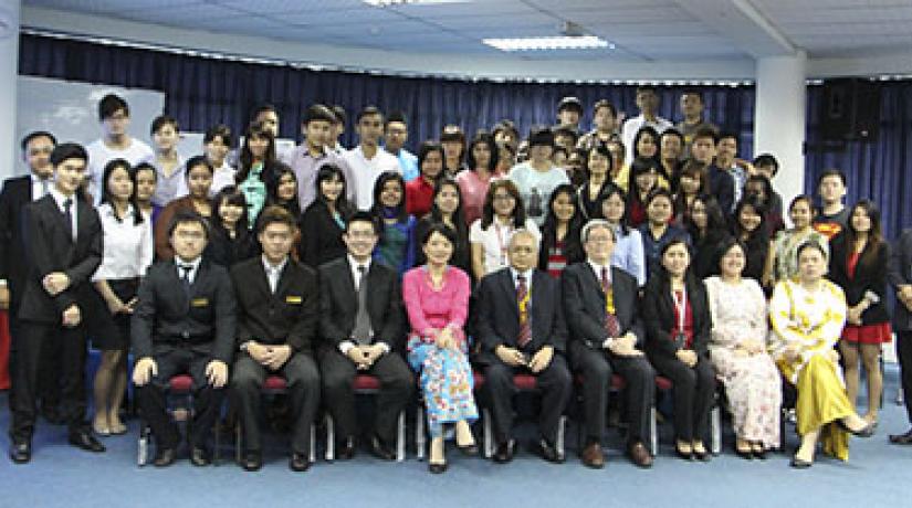  GROUP PORTRAIT (Front row): UCSI University Sarawak Campus COO Dr Lu Huong Ying (fourth from left); UCSI University Vice-Chancellor and President Senior Professor Dato' Dr Khalid Yusoff; and Deputy Vice-Chancellor of Academic Affairs Professor Dr Teoh Ko