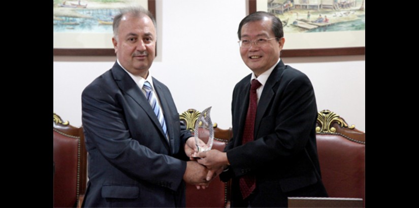  GIFT EXCHANGE: Acting President of the University of Duhok Dr Luqman M. Salih exchanging gifts with UCSI University Deputy Vice Chancellor (Academic Affairs and Research) Prof Emeritus Dr Lim Koon Ong after the MoU signing ceremony.